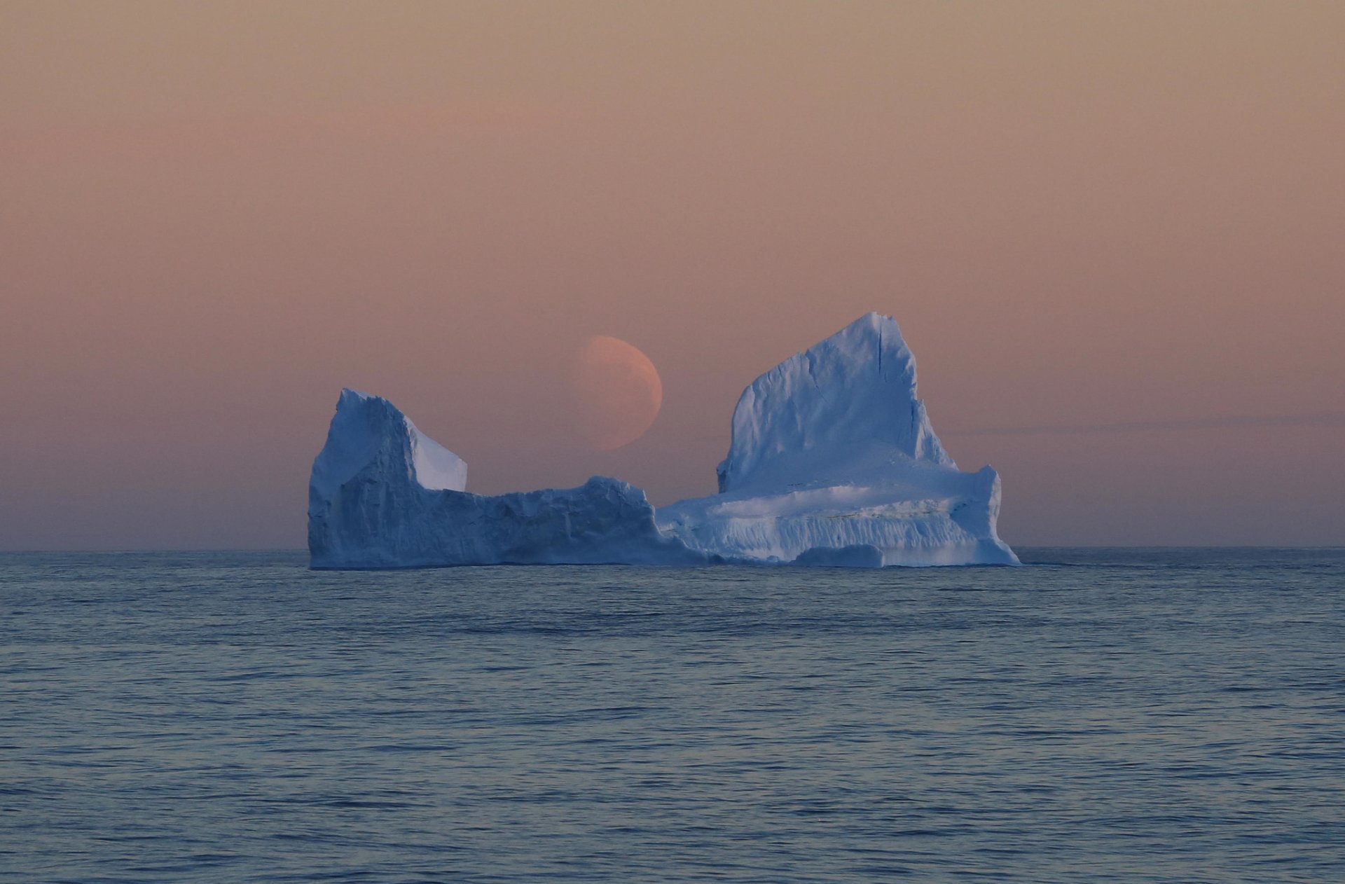 antarktis pazifischer sektor des südlichen ozeans rossmeer eisberg abend blasser mond