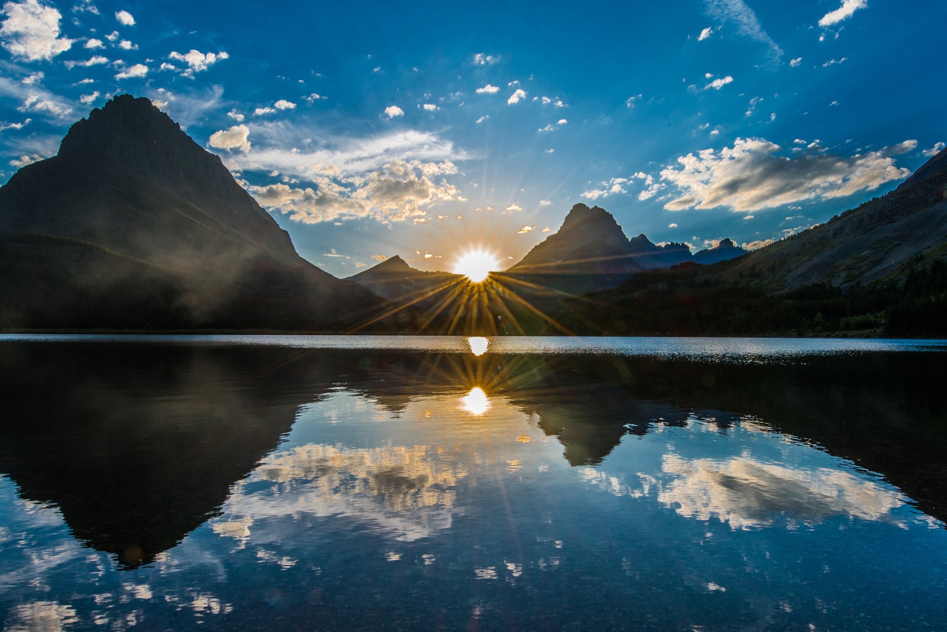 ky clouds . sun rays mountain lake reflection