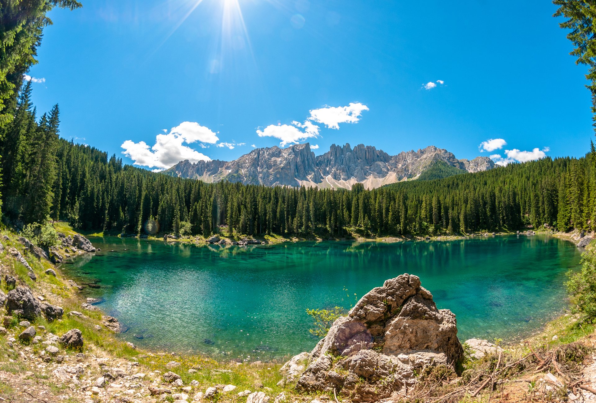 lago di carezza see wald bäume steine wolken sonnig