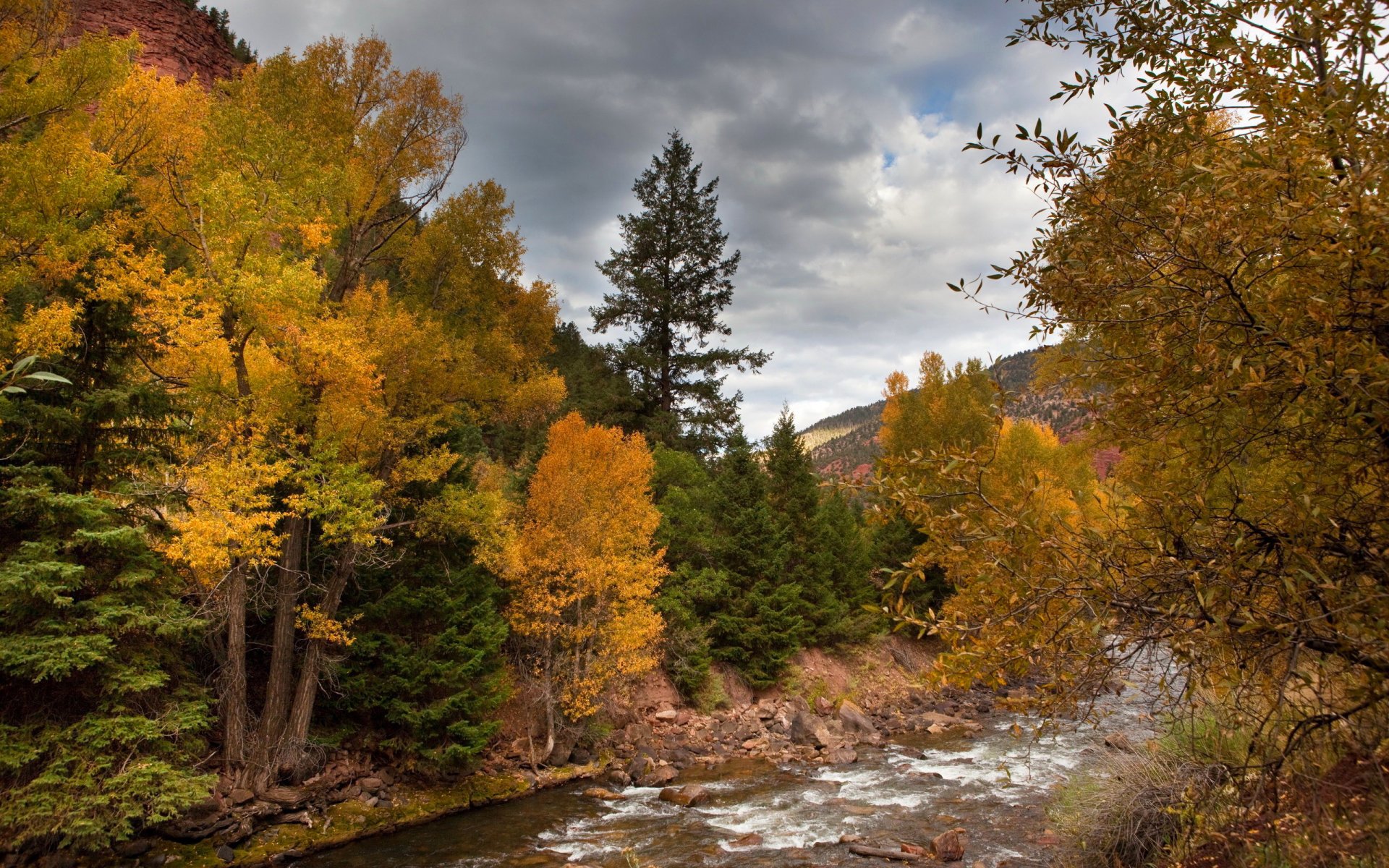 himmel berge herbst wald bäume blätter fluss steine wolken wolken