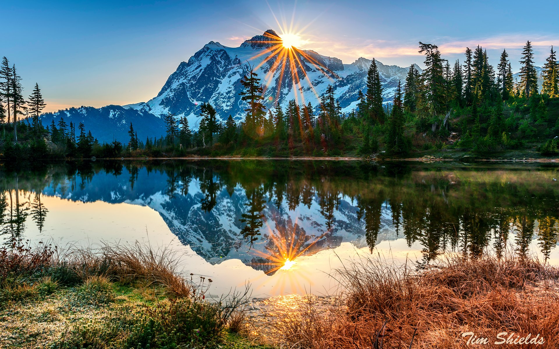 united states washington volcano mount baker lake morning sun rays reflection forest autumn october