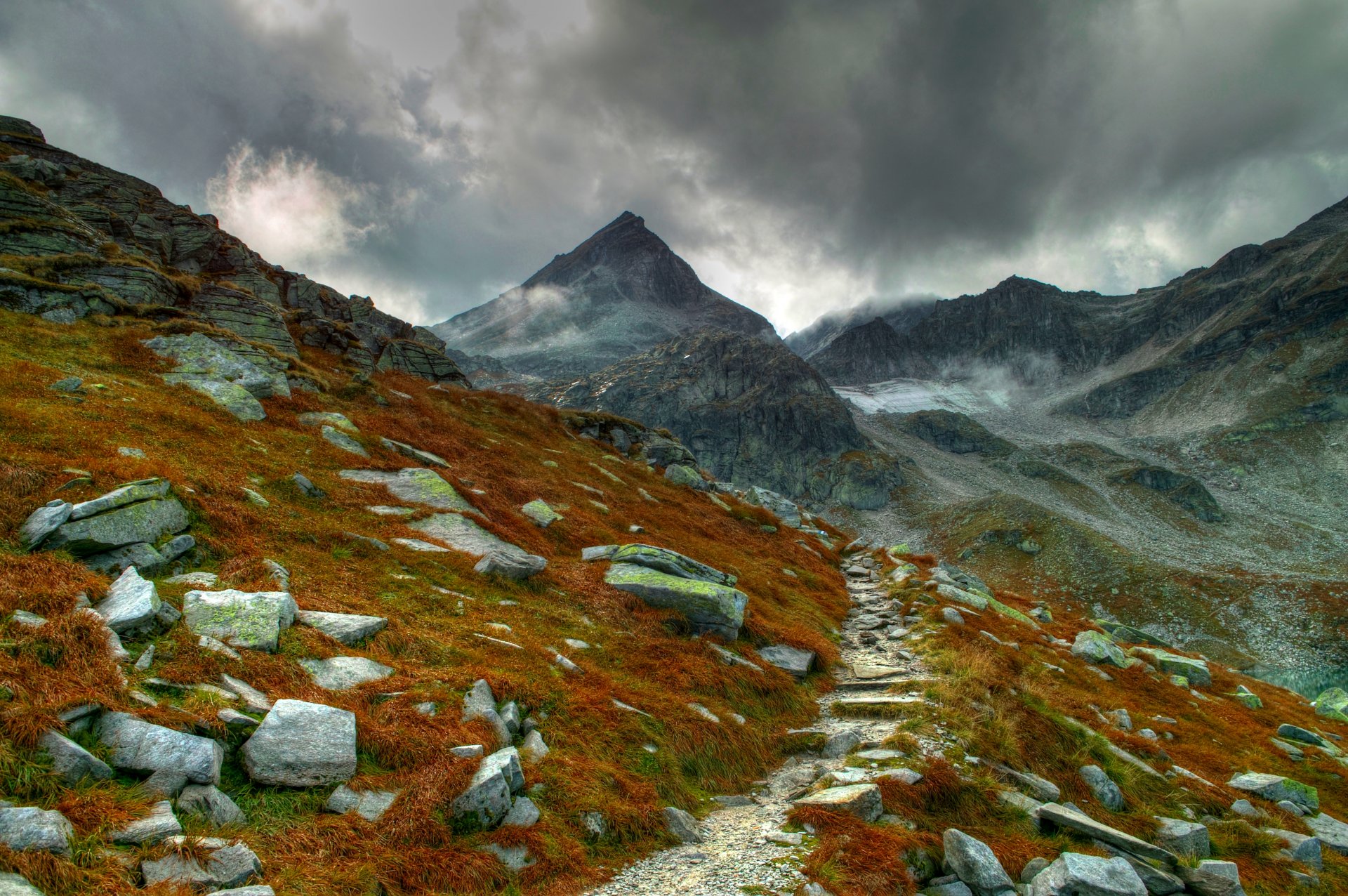 mountain trail berge wanderweg steine gras moos wolken berg kette