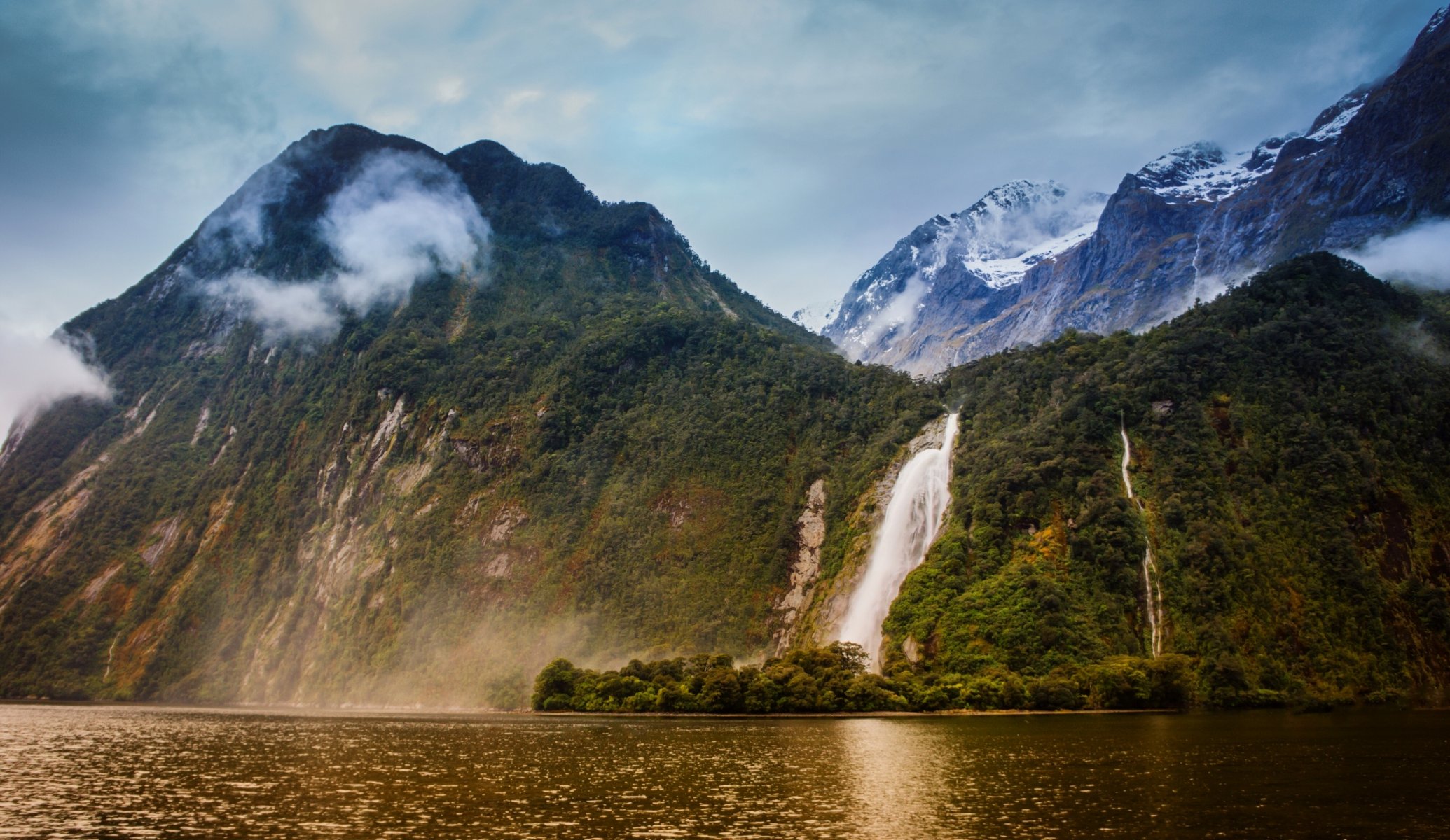 lady bowen falls bowen river milford sound nueva zelanda río bowen lady bowen falls fiordo montañas