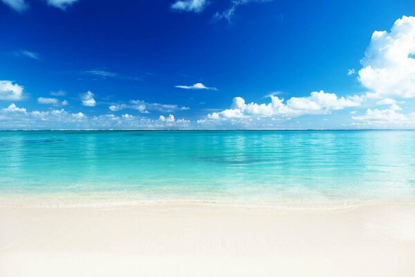 Océano azul con playa de arena blanca