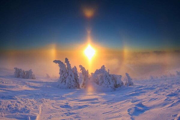 Vista della natura innevata negli archi del tramonto