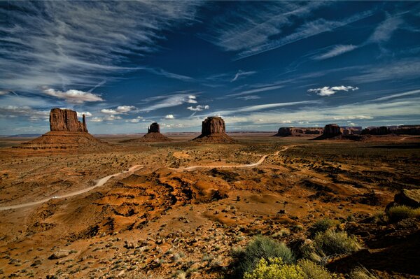 Monument Valley w USA pod błękitnym niebem