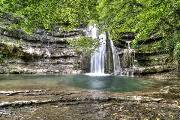 Piccola cascata di montagna. paesaggio