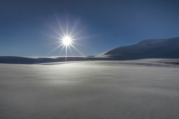 Sole invernale nella neve infinita