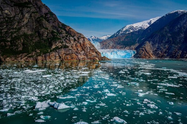 Hielo en un río entre las montañas de Alaska