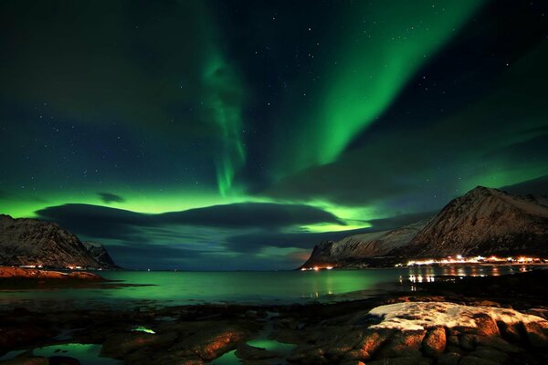 Aurora boreal en Noruega entre las rocas por la noche