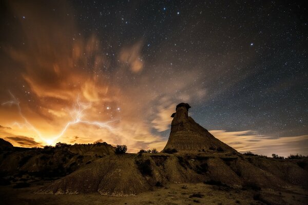 Desierto español con rocas con un rayo