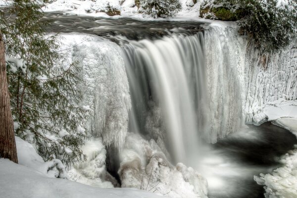 Wasserfall im Senezhny-Wald im Winter