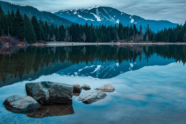 Lago cerca de las montañas en Canadá