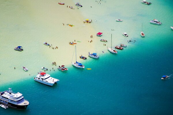 Yachts et bateaux de vacances en mer