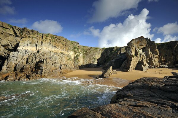 El paisaje de la naturaleza el mar, las rocas es simplemente fascinante