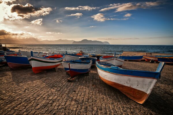 Italia muelle de barcos del lago