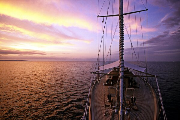 Die Yacht schwimmt im Morgengrauen auf dem Meer