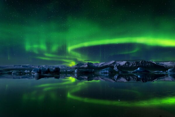 Islande. Aurores boréales dans le ciel nocturne