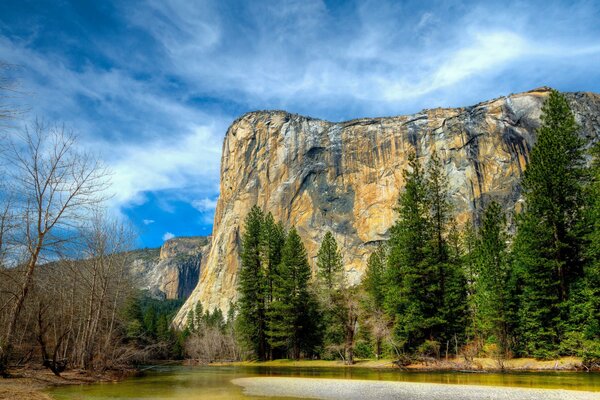 Góra Yosemite jesienią nad jeziorem