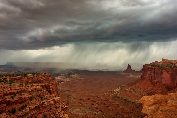 Wolken und Sturm am Canyon schrecken vor Ungewissheit