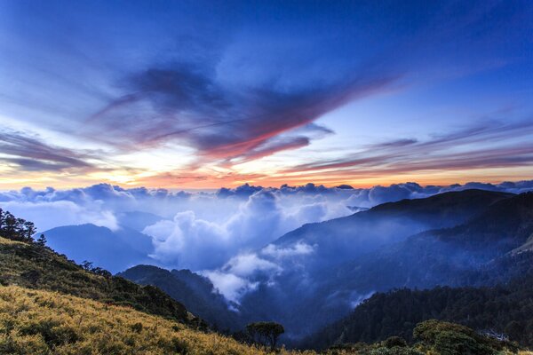 Wolken schweben hoch über den Bergen und Hügeln