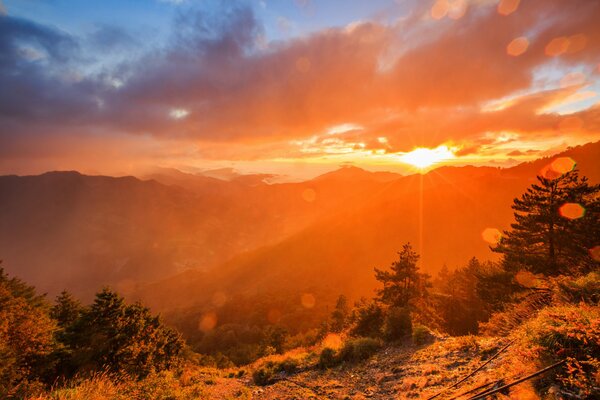 Vista de la montaña al atardecer