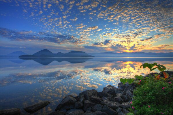 Lago Toya en Japón al atardecer