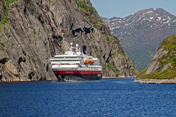 Kreuzfahrtschiff vor dem Hintergrund der Berge