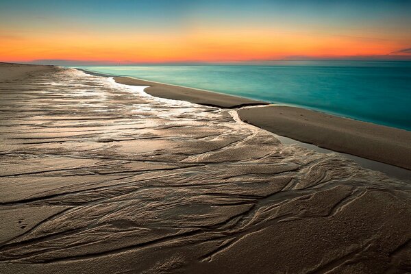 Plage de sable et garizont marin