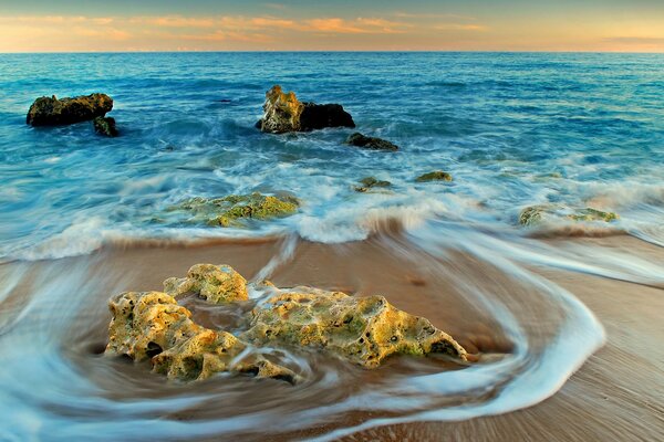 Морская пена на песке