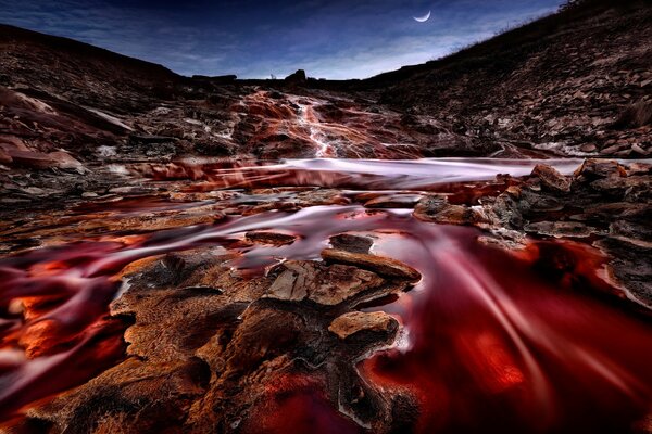 Río rojo en España por la noche