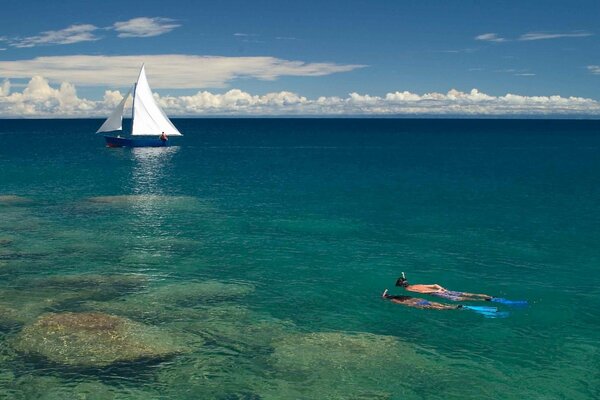 Couple flottant sous l eau au bateau