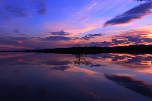 In the evening, the sunset is reflected in the lake