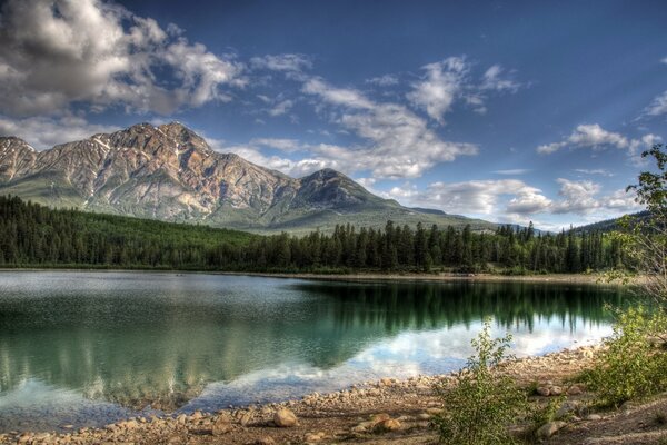 Paysage magnifique à travers le lac sur les montagnes