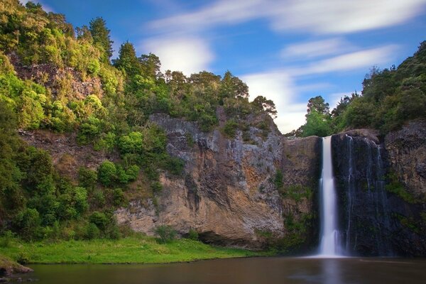 Schneller Wasserfall am Bergsee