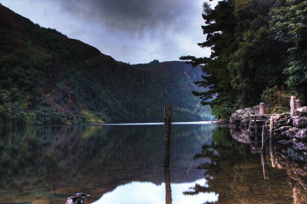 Lago trasparente in montagna