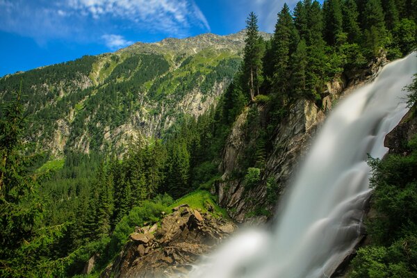 Альпийские горы, шикарный вид, красивый водопад