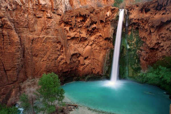 See mit Wasserfall in einer natürlichen Schlucht