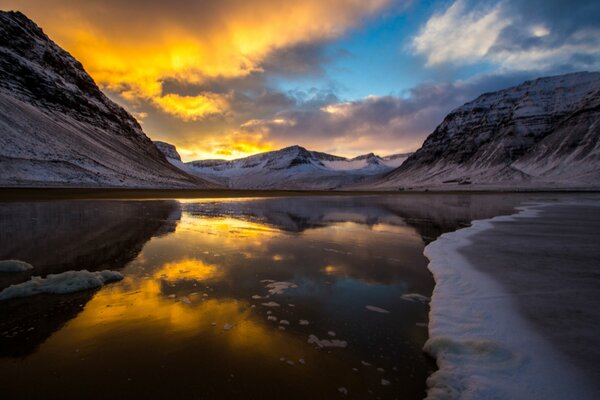 Die Kälte erhellt den Winter Sonnenuntergang