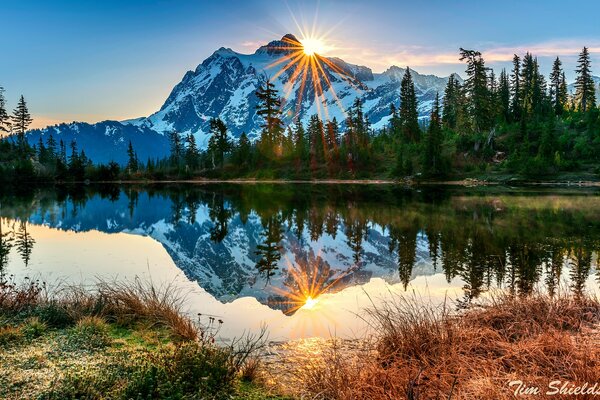 Riflessione dei raggi del sole nel lago