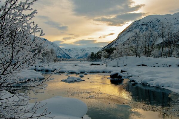 The river wakes up from hibernation