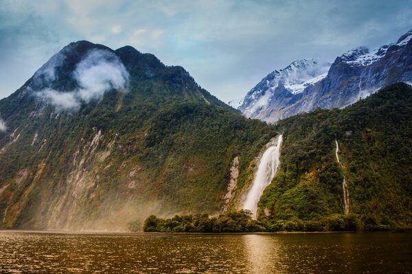 Новая Зеландия, водопад Леди Боуэн, Милфорд- саунд, горы