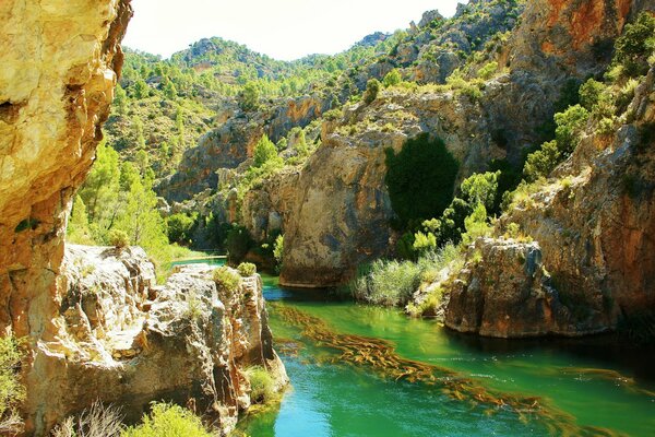 Hiszpański krajobraz rzeki na tle skał