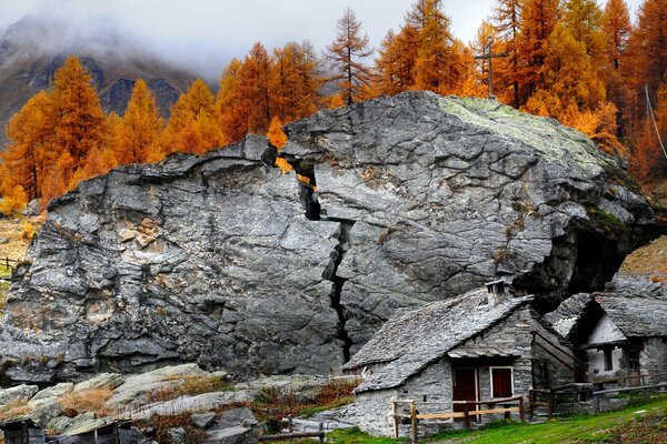 Petite maison au bord d une falaise fracturée