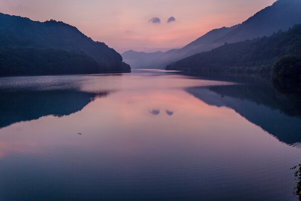 Lago e montagne rosa tramonto