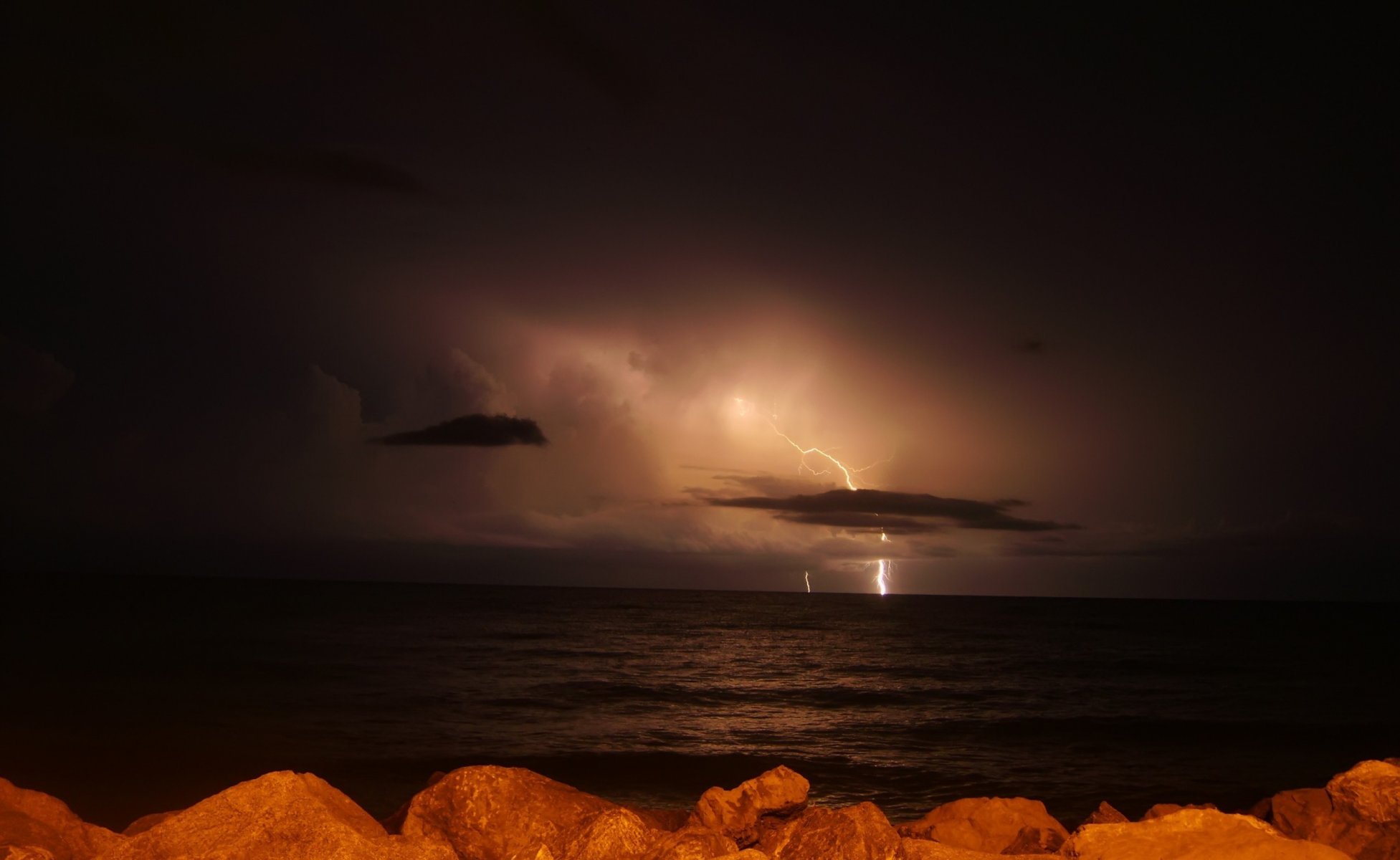 mar relámpago noche