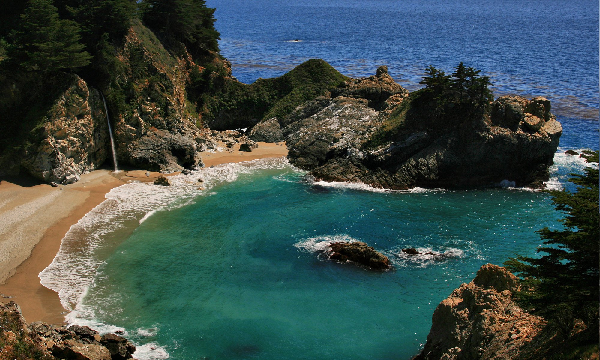 plage océan cascade baie