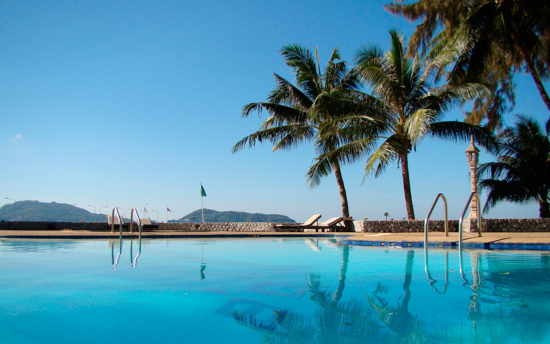 piscine palmiers hôtel loisirs plage de tavorn