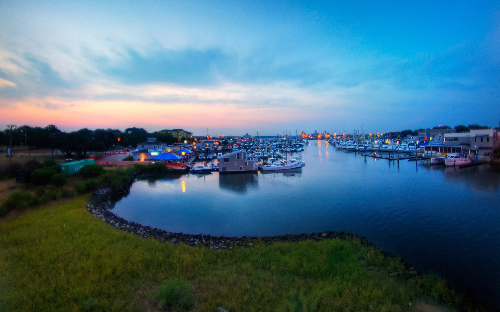 pequeña bahía por la noche