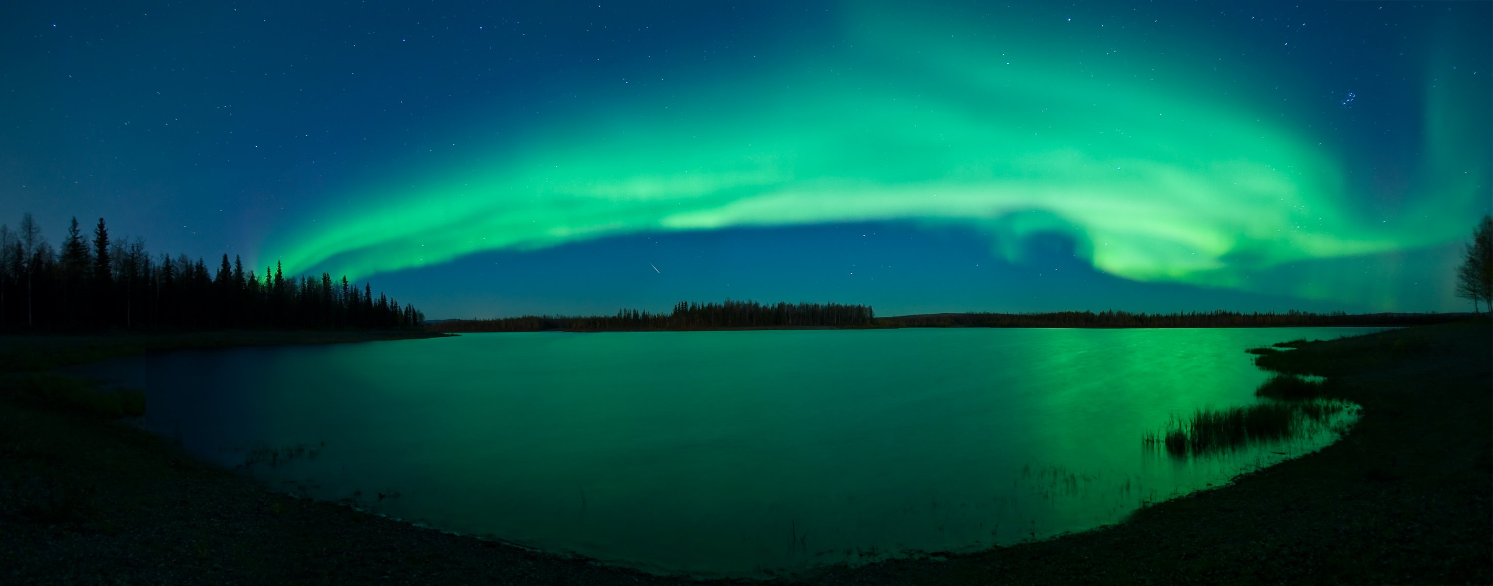 nuit aurores boréales rivière